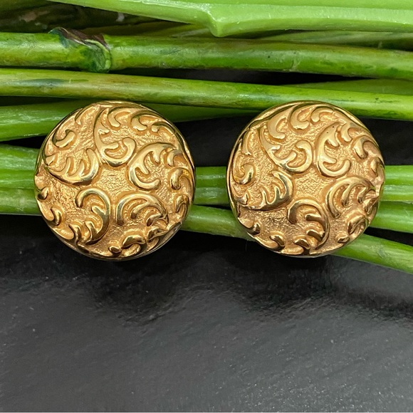 Vintage MONET Signed Gold-tone Ornate Concave Button Earrings - Picture 4 of 15